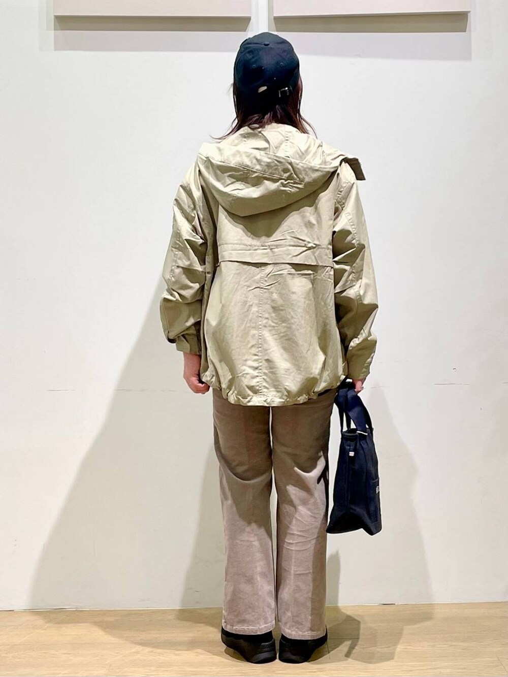 「着痩せ・細見え、差し色コーデ、体型カバー、休日コーデ、ママコーデ、女子会、ゆったり、ヘルシー、BAYFLOW、デートコーデ、アウター、マウンテンパーカー」｜「BAYFLOWの[ストレッチ入り!キレイ目にも着用可能]コーデュロイセミフレアパンツ（その他パンツ、ベージュ系）」を使った、akariさん（骨格ストレート・レディース・161cm）の秋コーディネートの3枚目の写真
