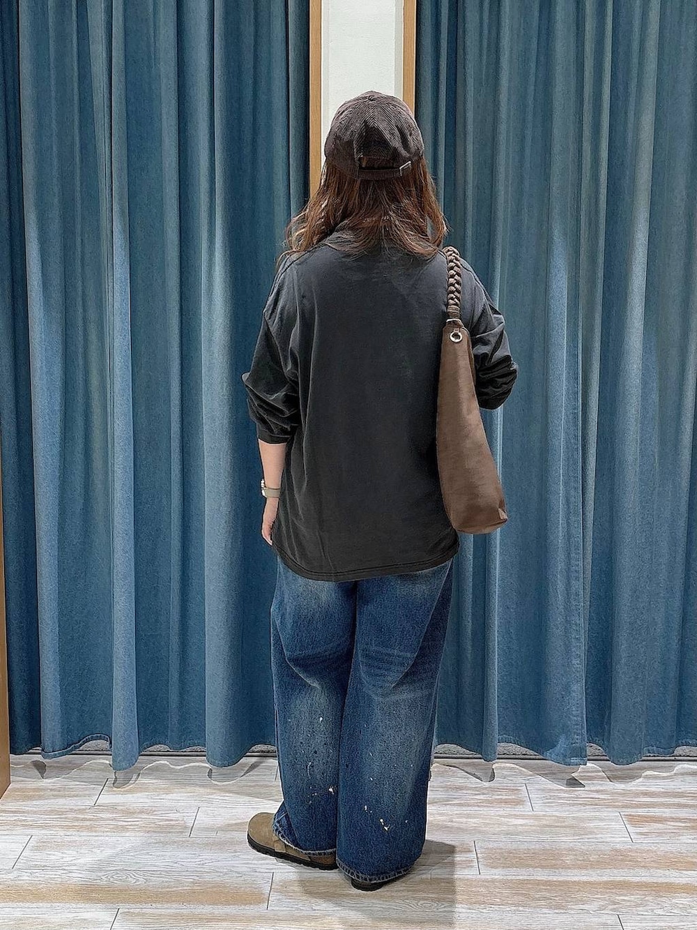 ベージュ系のその他シューズ、グレー系のTシャツ/カットソー、ブラウン系のトートバッグを着用したレディースの秋コーディネートの3枚目の写真