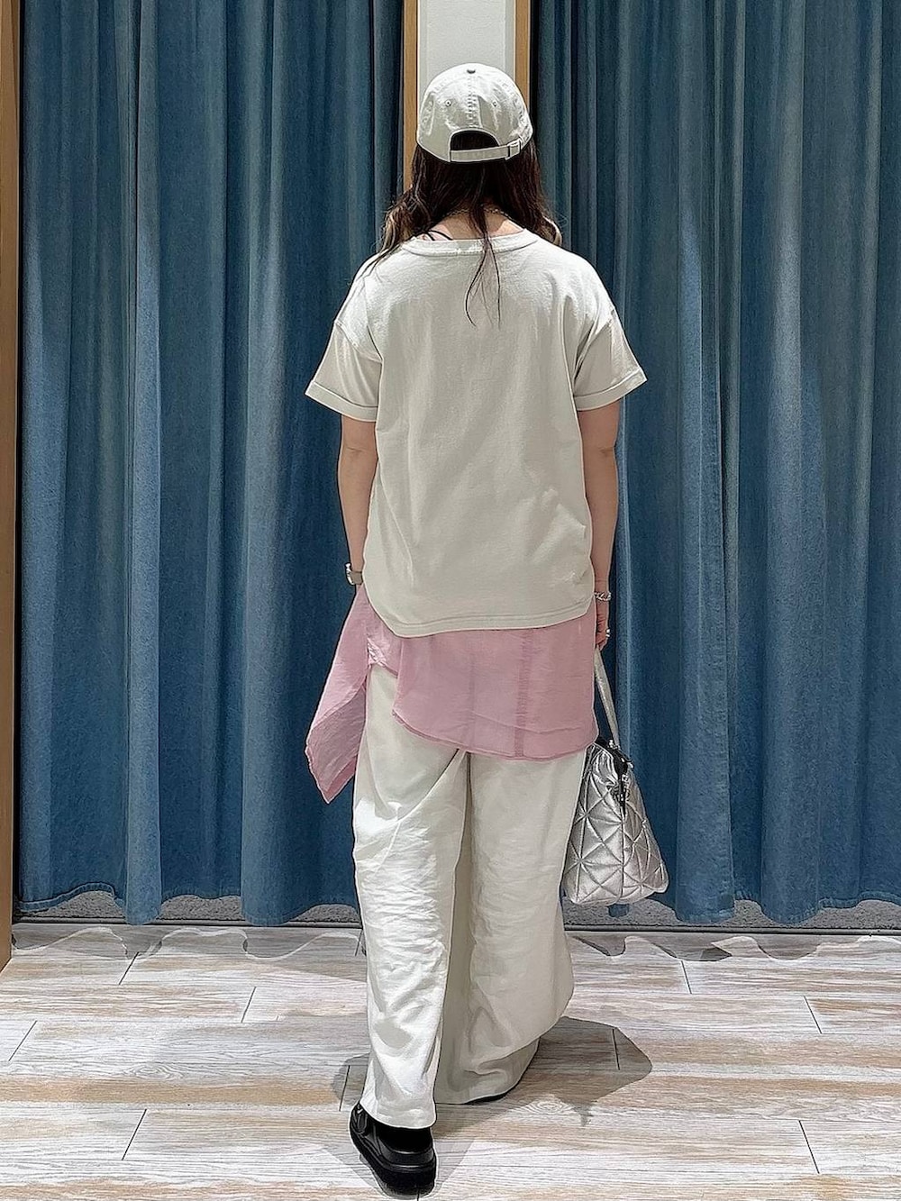 ピンク系のシャツ/ブラウス、ホワイト系のTシャツ/カットソー、ベージュ系のその他パンツを着用したレディースの春コーディネートの3枚目の写真