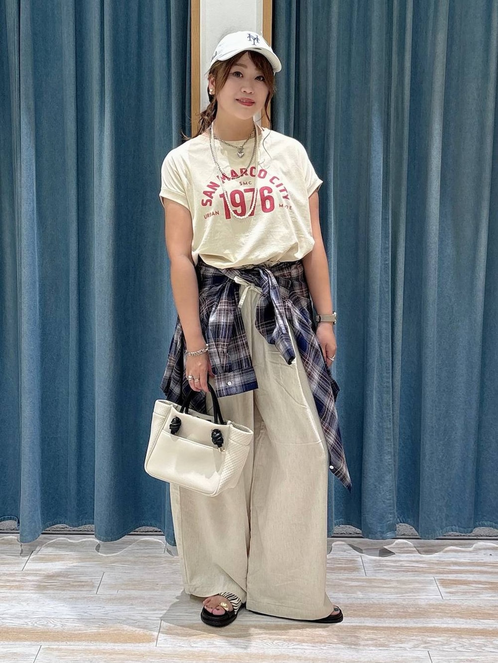 ベージュ系のTシャツ/カットソー、ホワイト系のその他パンツ、その他のサンダルを着用したレディースの夏コーディネートの4枚目の写真