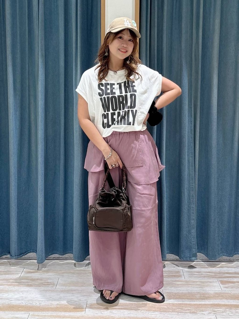 ホワイト系のTシャツ/カットソー、パープル系のその他パンツ、ブラック系のサンダルを着用したレディースの夏コーディネートの3枚目の写真