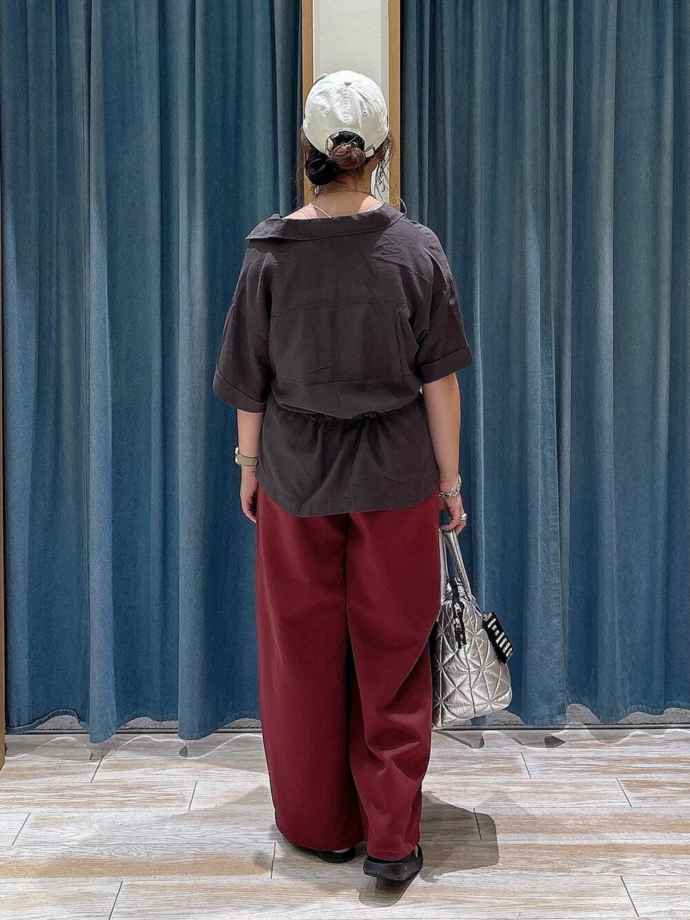 レッド系のスウェットパンツ、グレー系のシャツ/ブラウス、ブラック系のサンダルを着用したレディースの夏コーディネートの3枚目の写真