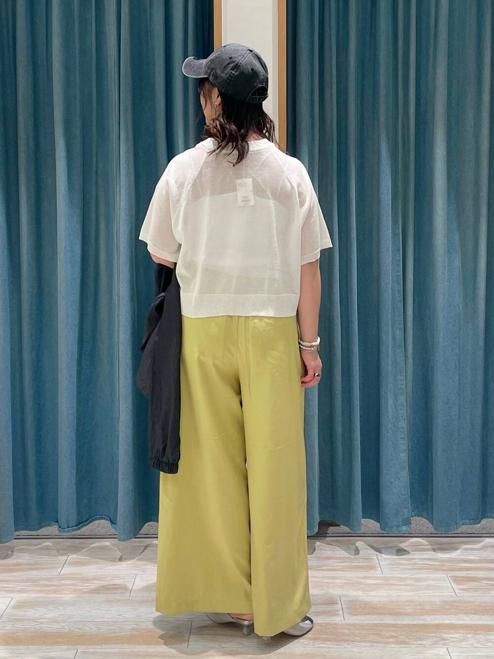 ホワイト系のキャミソール、シルバー系のサンダル、イエロー系のその他パンツを着用したレディースの春コーディネートの3枚目の写真