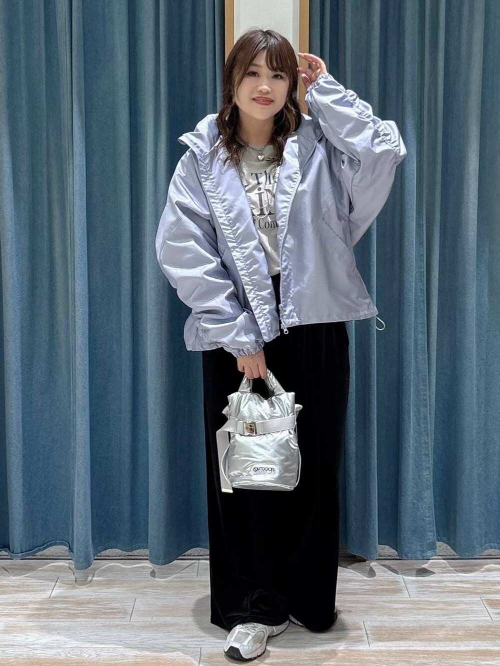 グレー系のTシャツ/カットソー、ブラック系のその他パンツ、シルバー系のショルダーバッグを着用したレディースの秋コーディネートの4枚目の写真