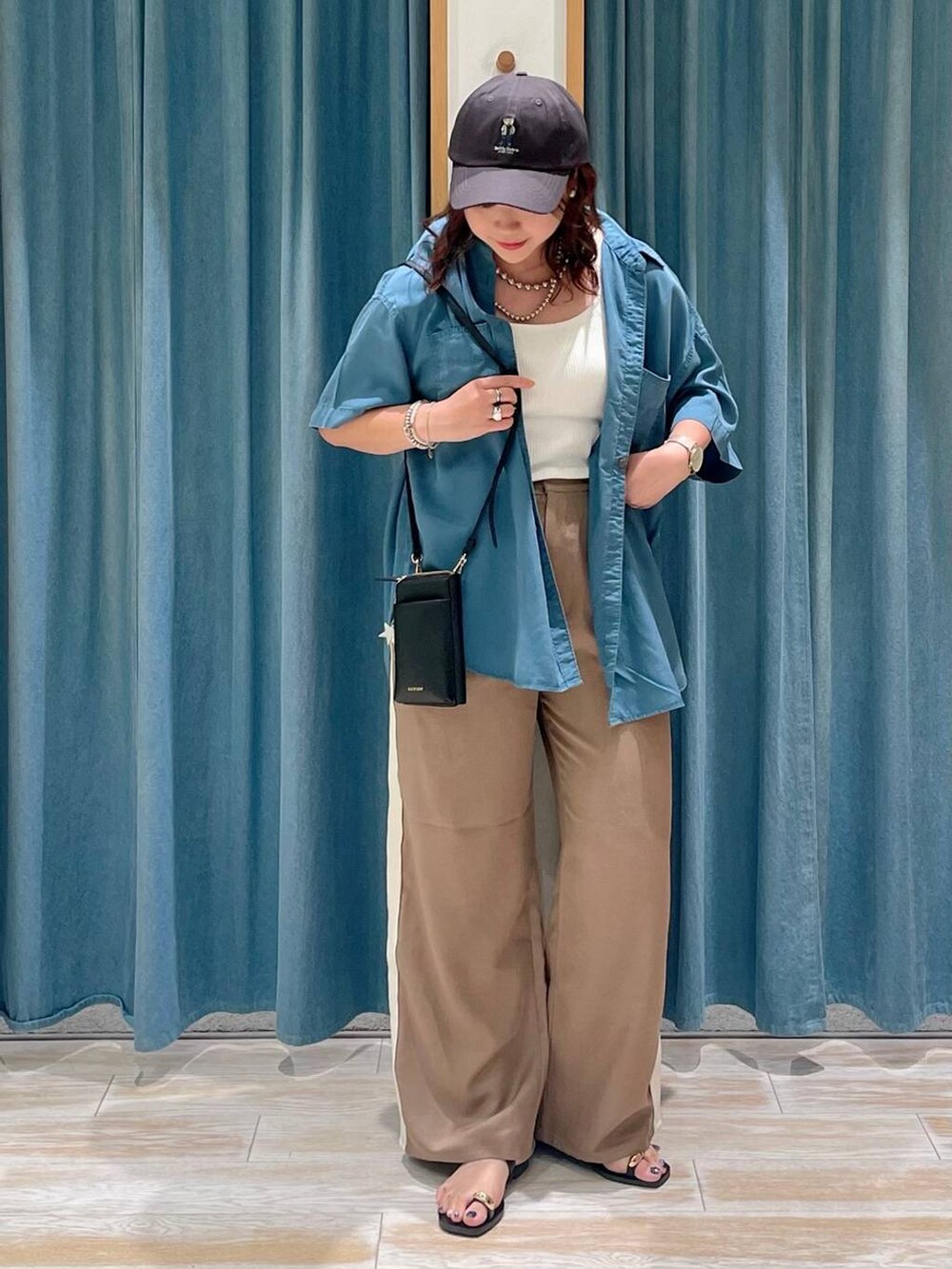 ホワイト系のキャミソール、ブルー系のシャツ/ブラウス、ブラウン系のその他パンツを着用したレディースの夏コーディネートの4枚目の写真