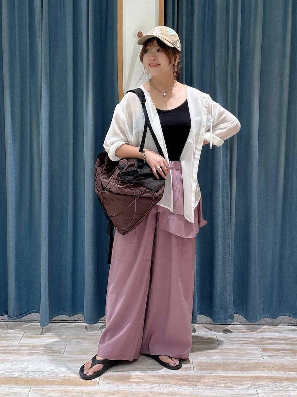 パープル系のその他パンツ、ブラウン系のバックパック/リュック、ブラック系のサンダルを着用したレディースの夏コーディネートの4枚目の写真