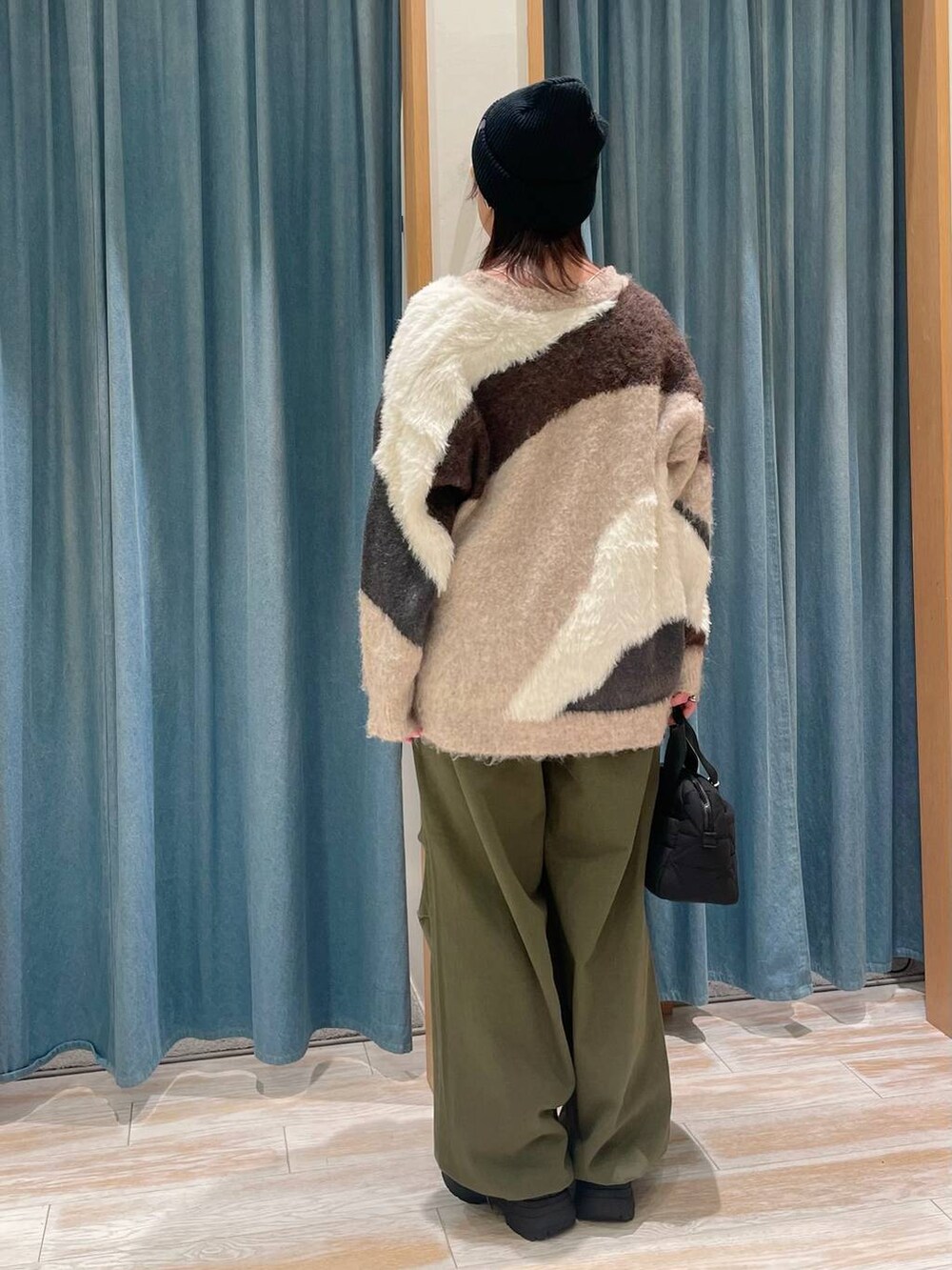 グリーン系のその他パンツ、ブラック系のブーツ、ブラウン系のカーディガン/ボレロを着用したレディースの冬コーディネートの3枚目の写真