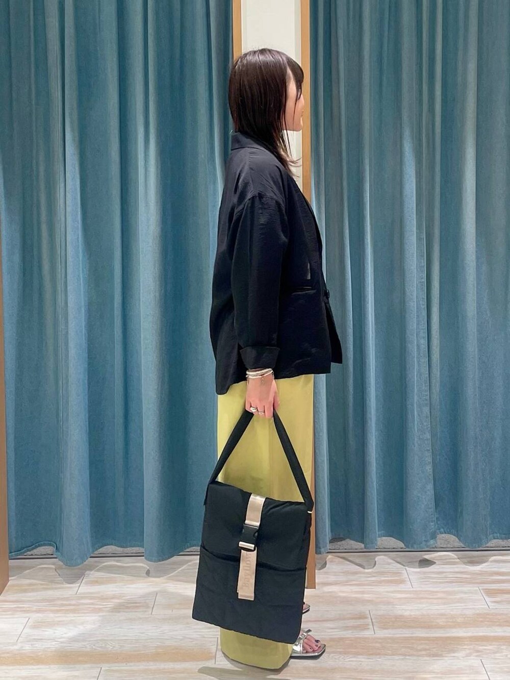 「着痩せ・細見え、差し色コーデ、体型カバー、休日コーデ、ママコーデ、女子会、ゆったり、ヘルシー、BAYFLOW、デートコーデ」｜「bijorieの【bijorie】カップ付きバッククロスキャミ／NEW BASIC 25SS（インナーウェア/肌着、ホワイト系）」を使った、akariさん（レディース・161cm）の春コーディネートの2枚目の写真