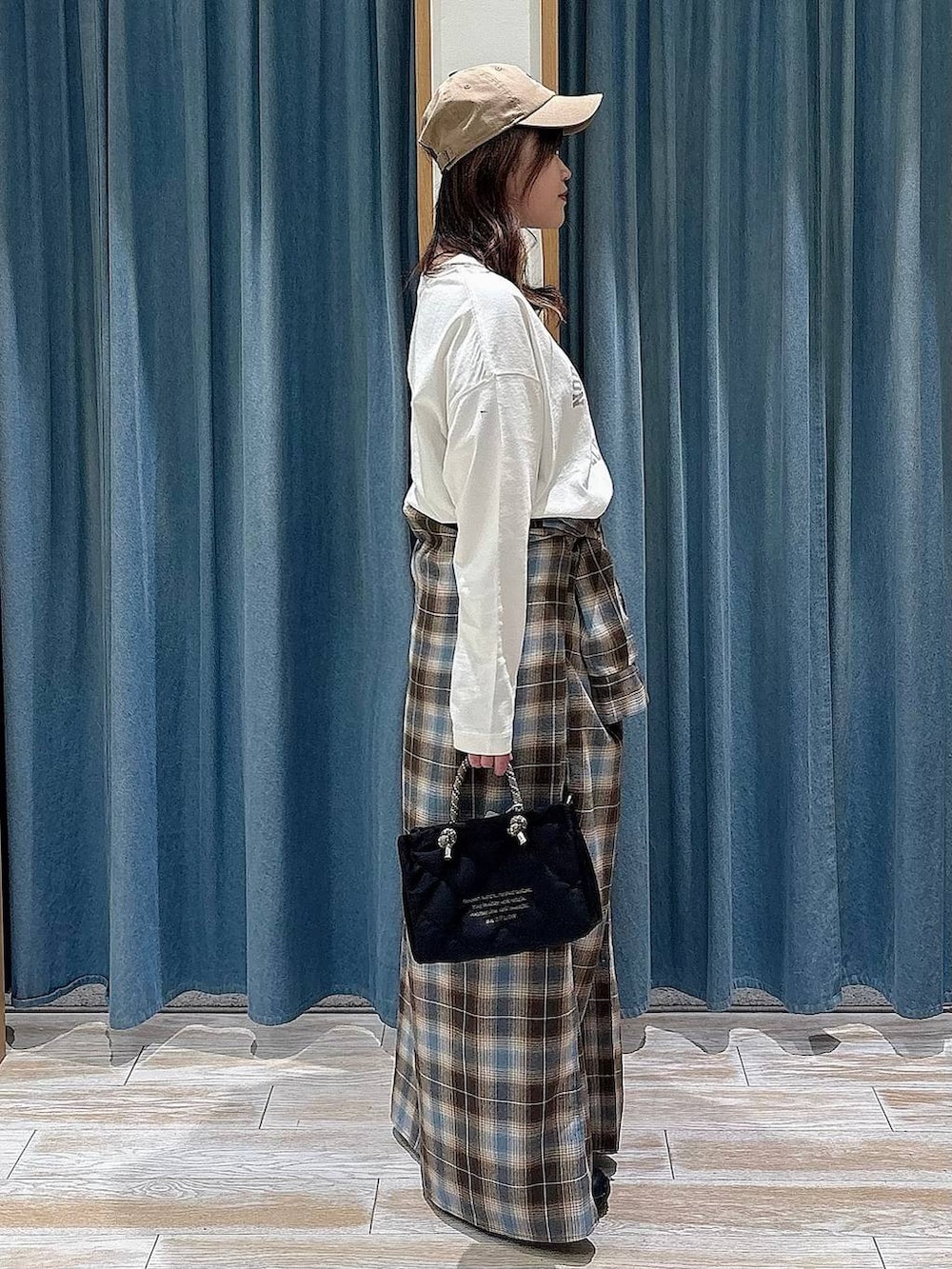 ホワイト系のTシャツ/カットソー、ブラック系のその他シューズ、ブラウン系のシャツワンピースを着用したレディースの冬コーディネートの2枚目の写真