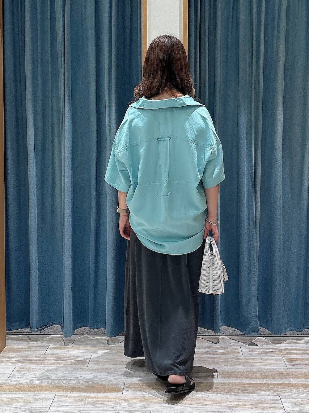 ブルー系のシャツ/ブラウス、グレー系のショルダーバッグ、ブラック系のサンダルを着用したレディースの夏コーディネートの3枚目の写真