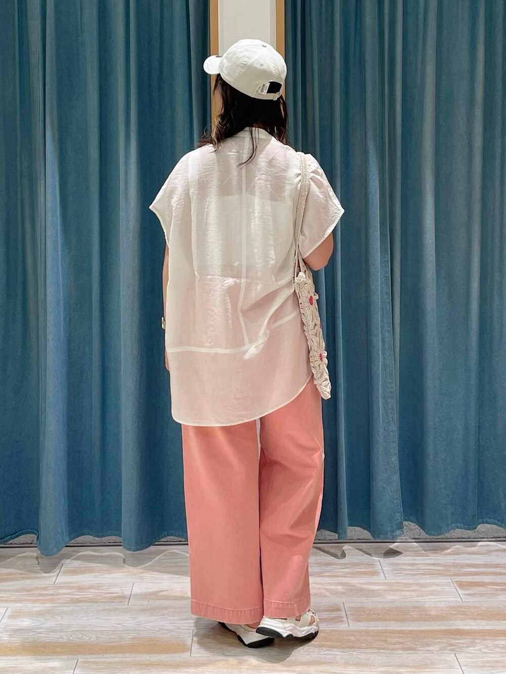 ホワイト系のキャミソール、ホワイト系のシャツ/ブラウス、ピンク系のデニムパンツを着用したレディースの春コーディネートの3枚目の写真