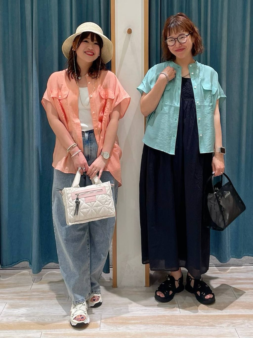 ホワイト系のキャミソール、ブルー系のデニムパンツ、グリーン系のシャツ/ブラウスを着用したレディースの春コーディネートの4枚目の写真