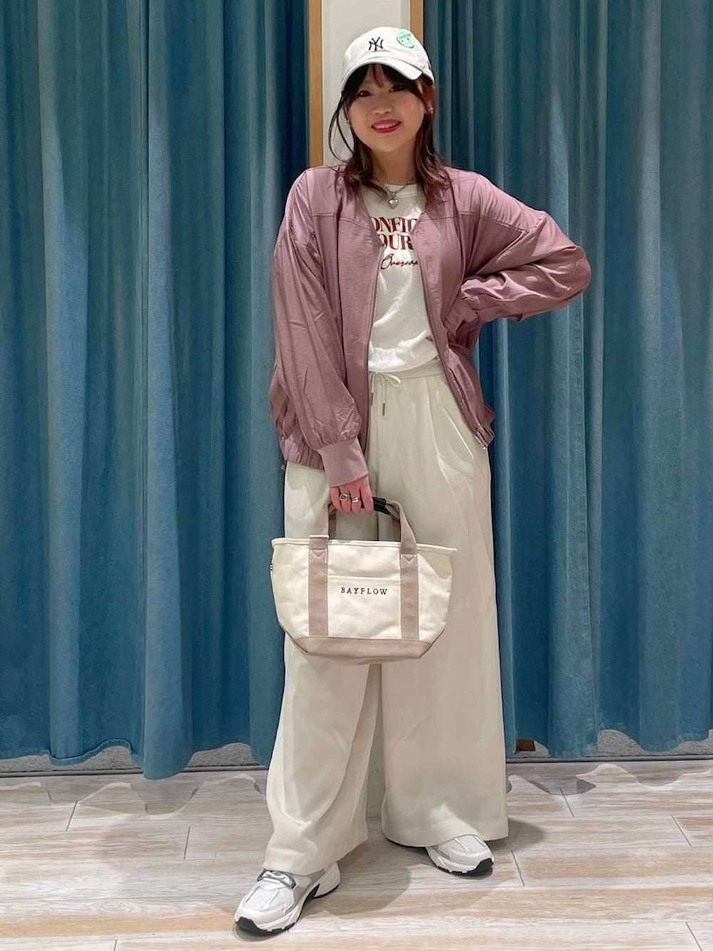 ホワイト系のその他パンツ、ベージュ系のトートバッグ、ホワイト系のスニーカーを着用したレディースの春コーディネートの4枚目の写真