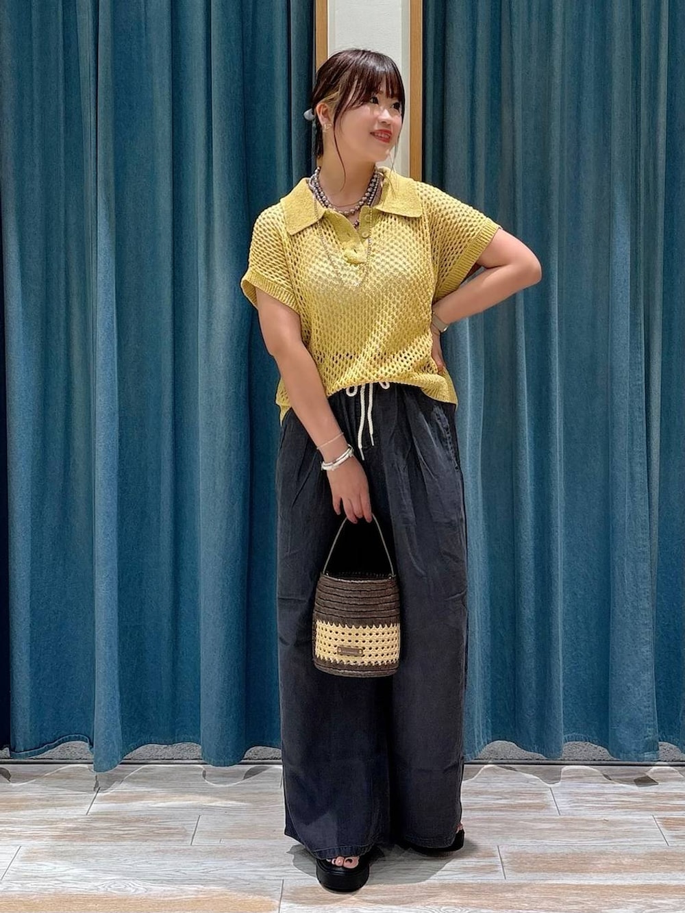 ブラウン系のショルダーバッグ、ブラック系のその他パンツ、ブラック系のサンダルを着用したレディースの夏コーディネートの4枚目の写真