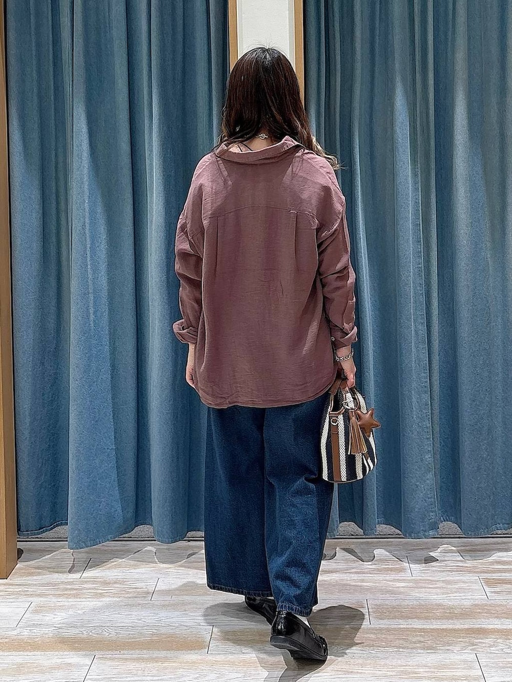 ブルー系のデニムパンツ、ブラック系のローファー、ブラウン系のシャツ/ブラウスを着用したレディースの春コーディネートの3枚目の写真