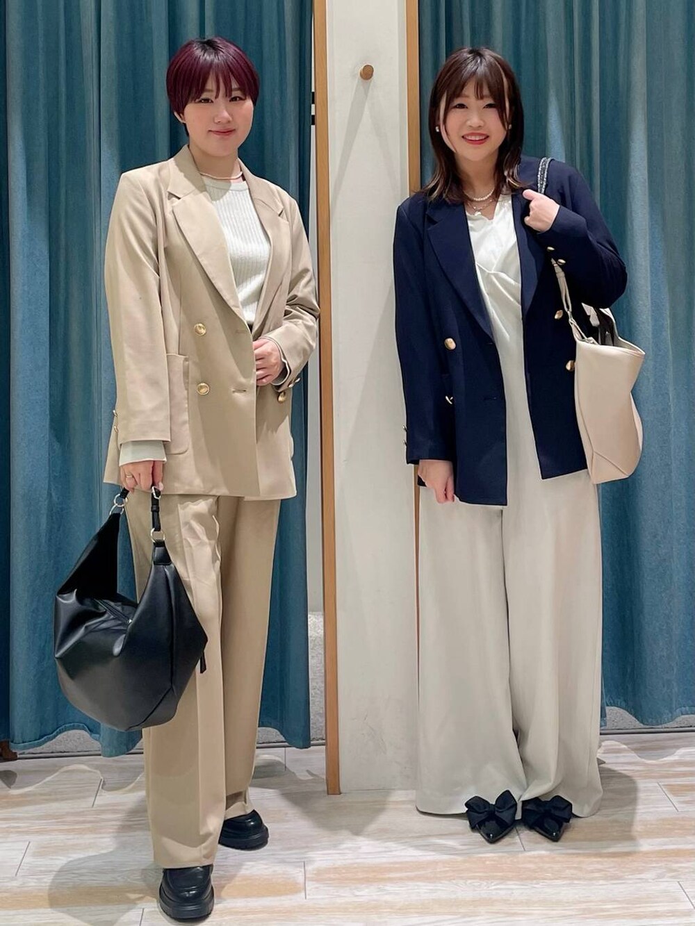 ホワイト系のニット/セーター、ベージュ系のその他パンツ、ベージュ系のテーラードジャケットを着用したレディースの冬コーディネートの5枚目の写真