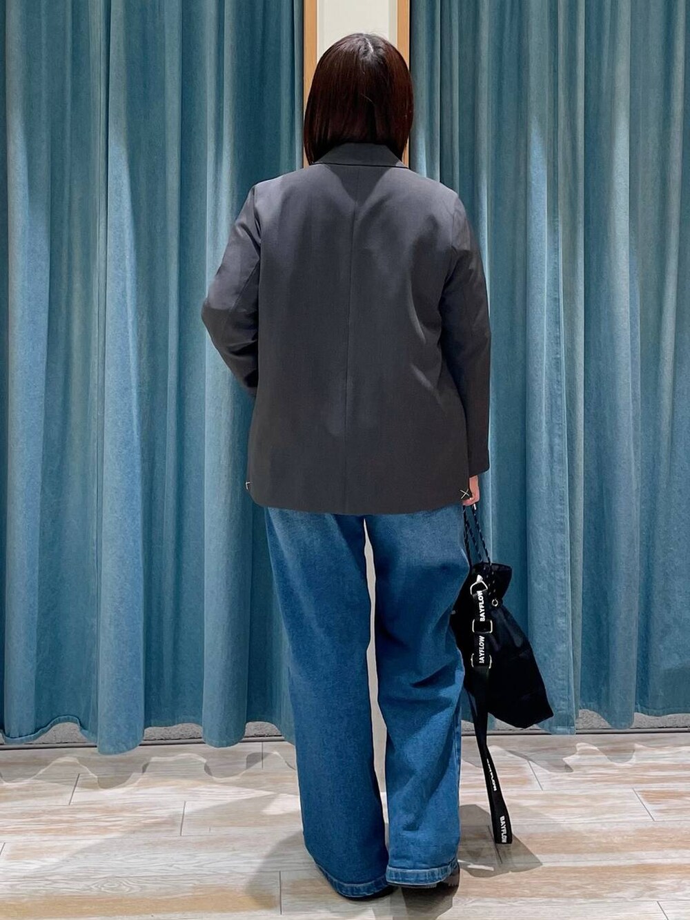 ブラック系のショルダーバッグ、その他のローファー、ブルー系のデニムパンツを着用したレディースの冬コーディネートの3枚目の写真