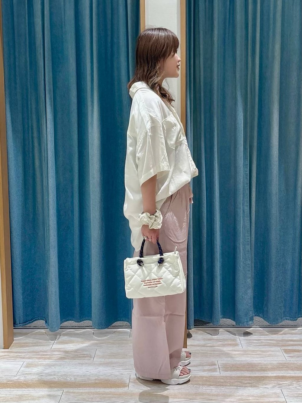 ホワイト系のシャツ/ブラウス、パープル系のその他パンツ、グレー系のサンダルを着用したレディースの春コーディネートの2枚目の写真