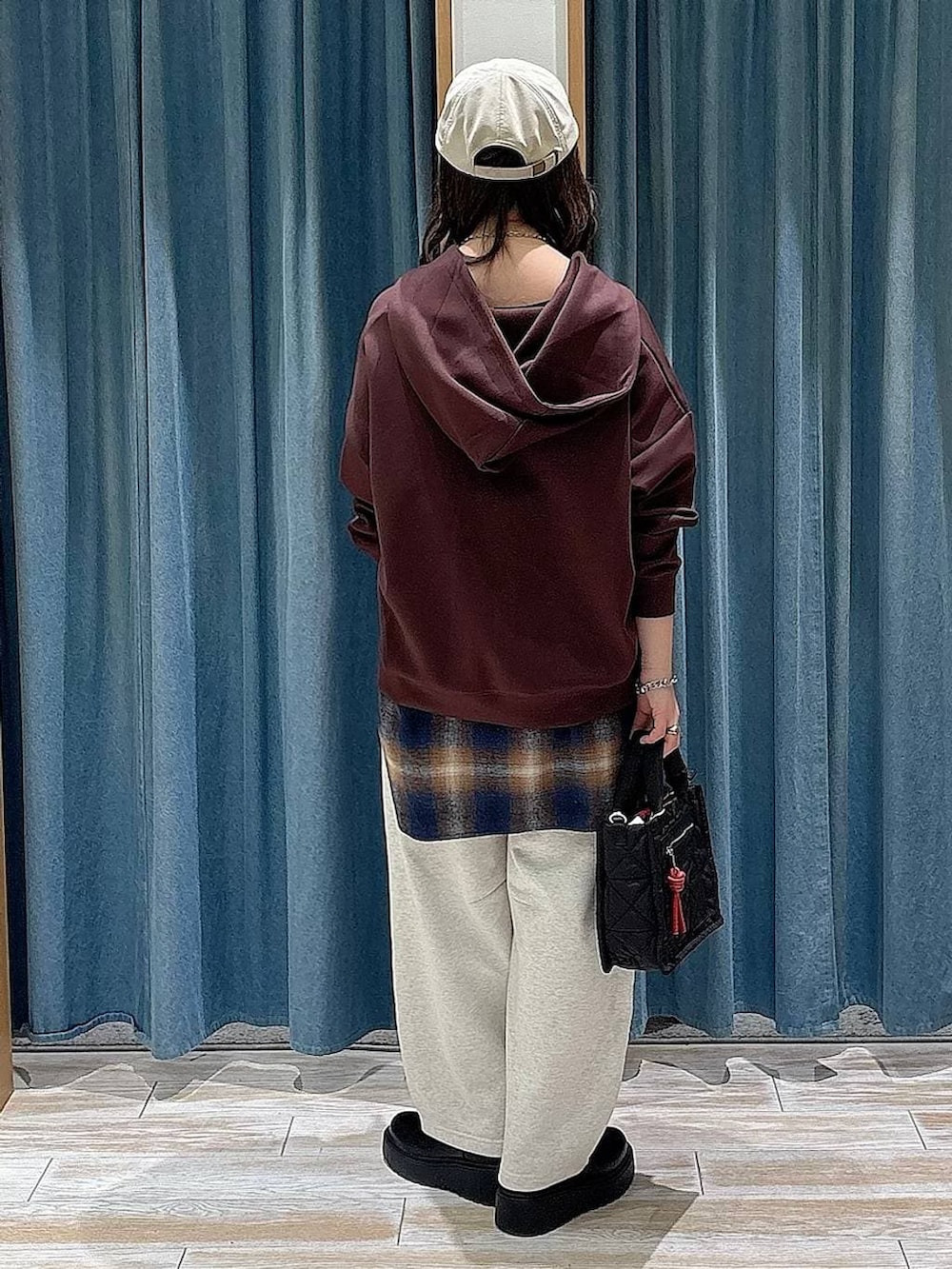 ブラック系のショルダーバッグ、ブラック系のブーツ、ブルー系のシャツ/ブラウスを着用したレディースの冬コーディネートの3枚目の写真