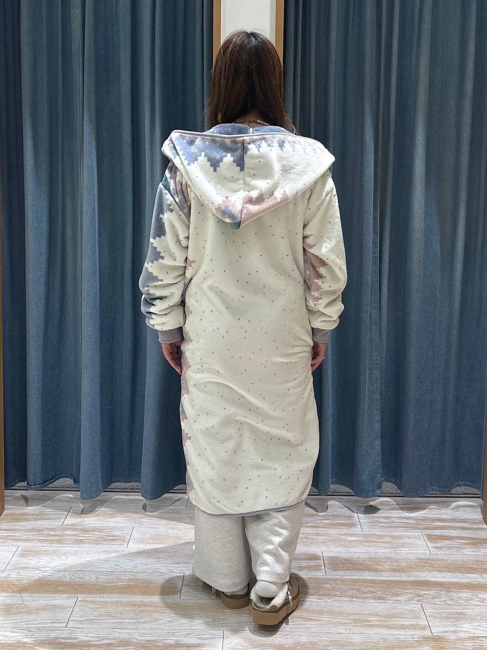 ホワイト系のスウェットパンツ、グレー系のブレスレット、ベージュ系のブランケットを着用したレディースの秋コーディネートの3枚目の写真