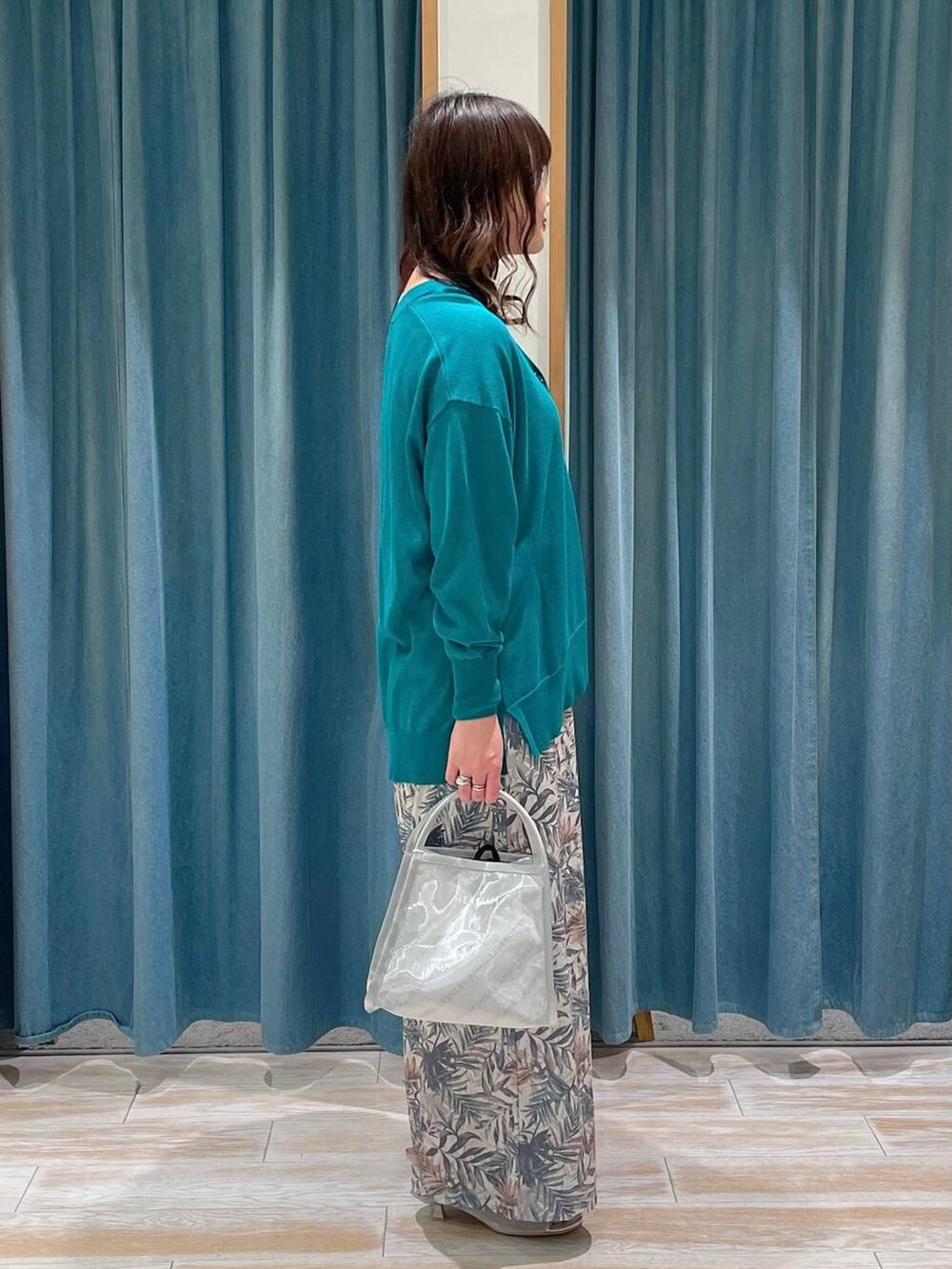 シルバー系のサンダル、グリーン系のその他パンツ、シルバー系のハンドバッグを着用したレディースの春コーディネートの2枚目の写真