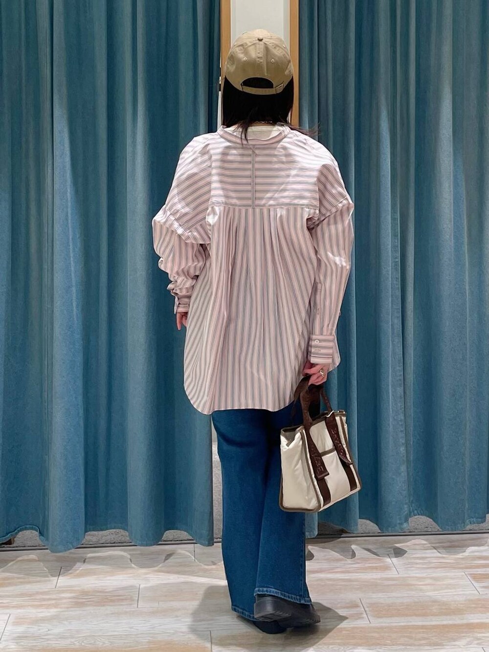 ピンク系のシャツ/ブラウス、その他のローファー、ベージュ系のトートバッグを着用したレディースの春コーディネートの4枚目の写真