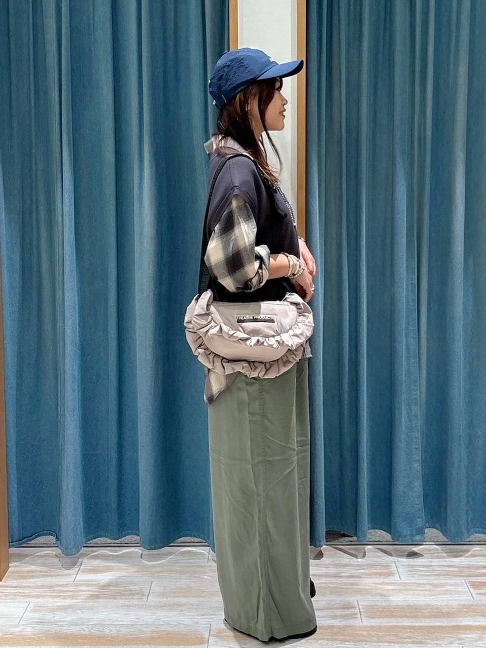 グリーン系のその他パンツ、ベージュ系のシャツ/ブラウス、ブラック系のサンダルを着用したレディースの夏コーディネートの2枚目の写真