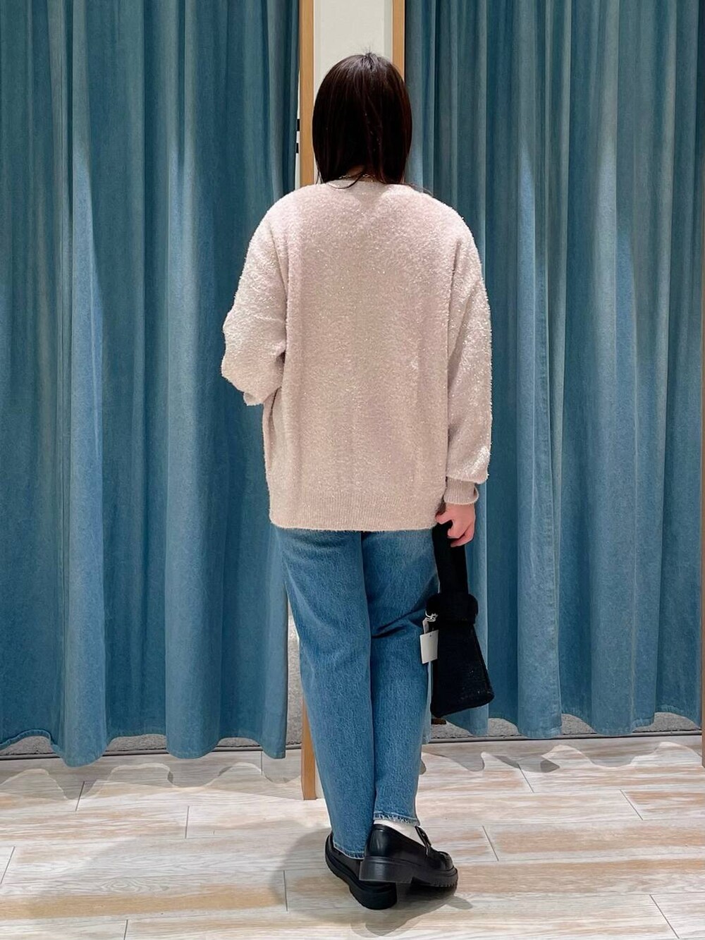 ホワイト系のTシャツ/カットソー、ブルー系のデニムパンツ、その他のローファーを着用したレディースの冬コーディネートの3枚目の写真