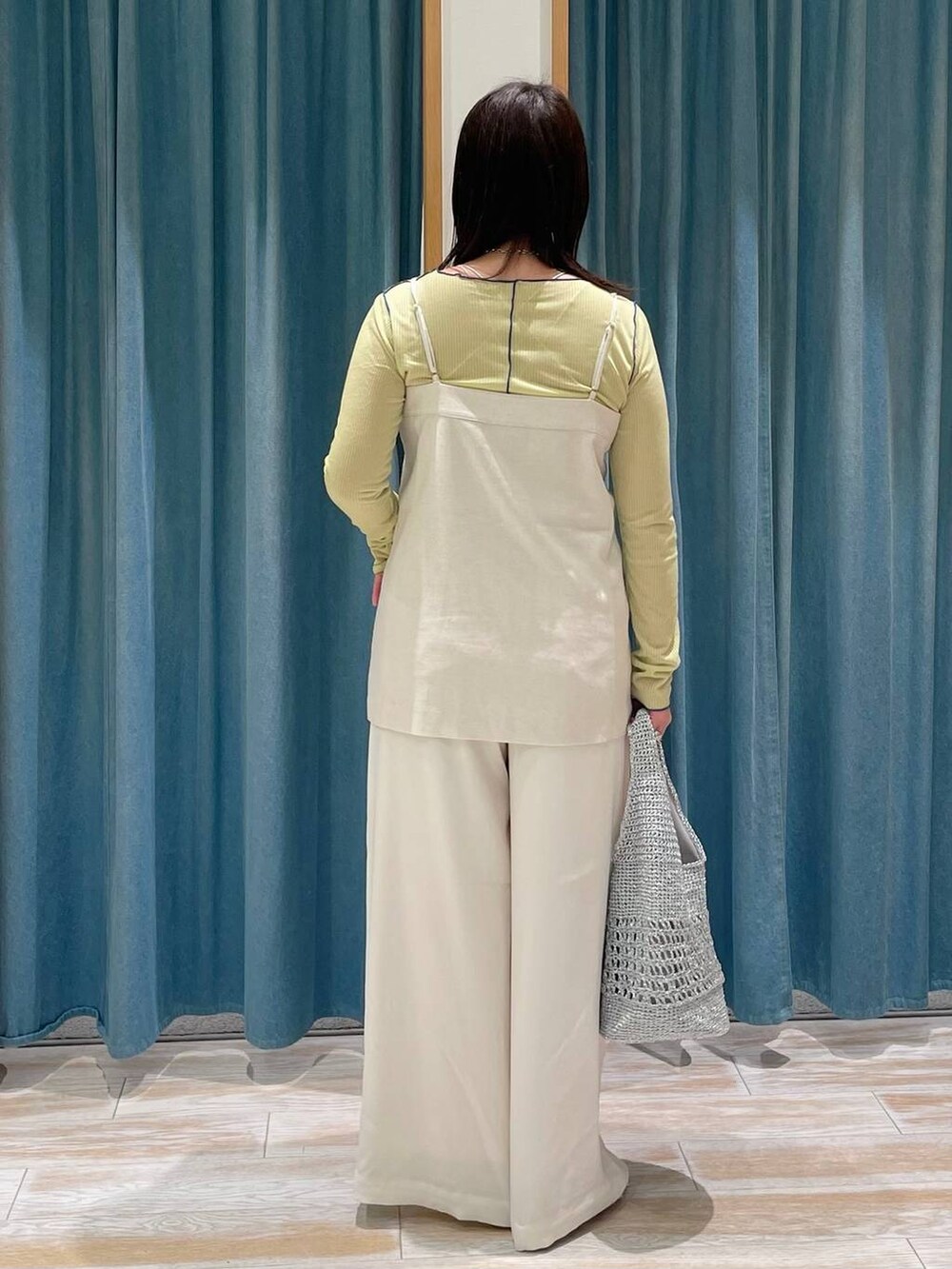 シルバー系のバレエシューズ、ホワイト系のその他パンツ、イエロー系のTシャツ/カットソーを着用したレディースの春コーディネートの3枚目の写真