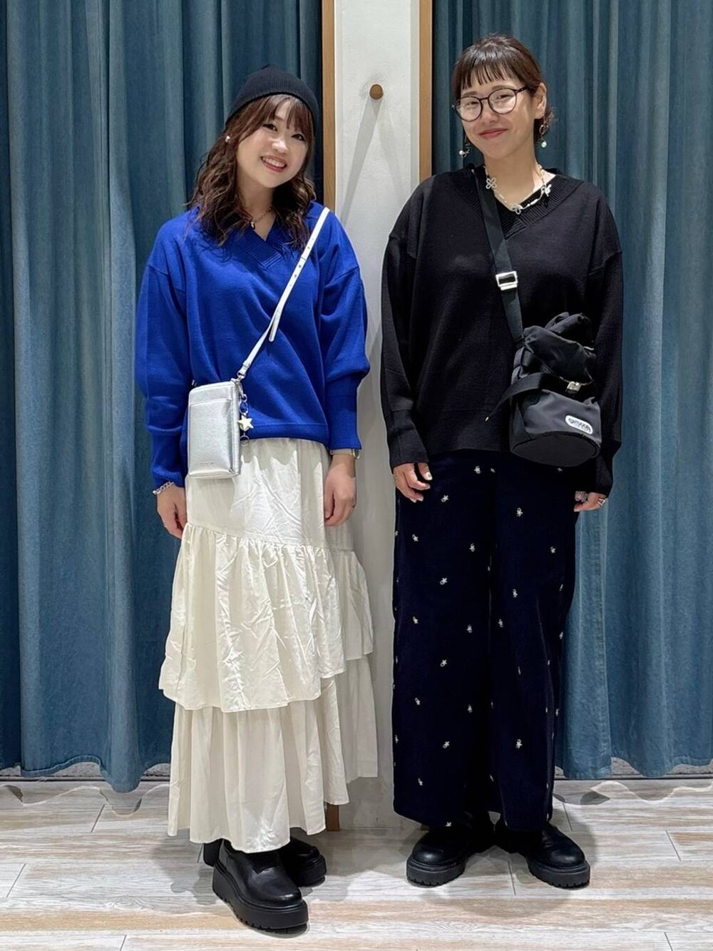 ブルー系のその他パンツ、ブラック系のブーツ、ブルー系のニット/セーターを着用したレディースの秋コーディネートの4枚目の写真