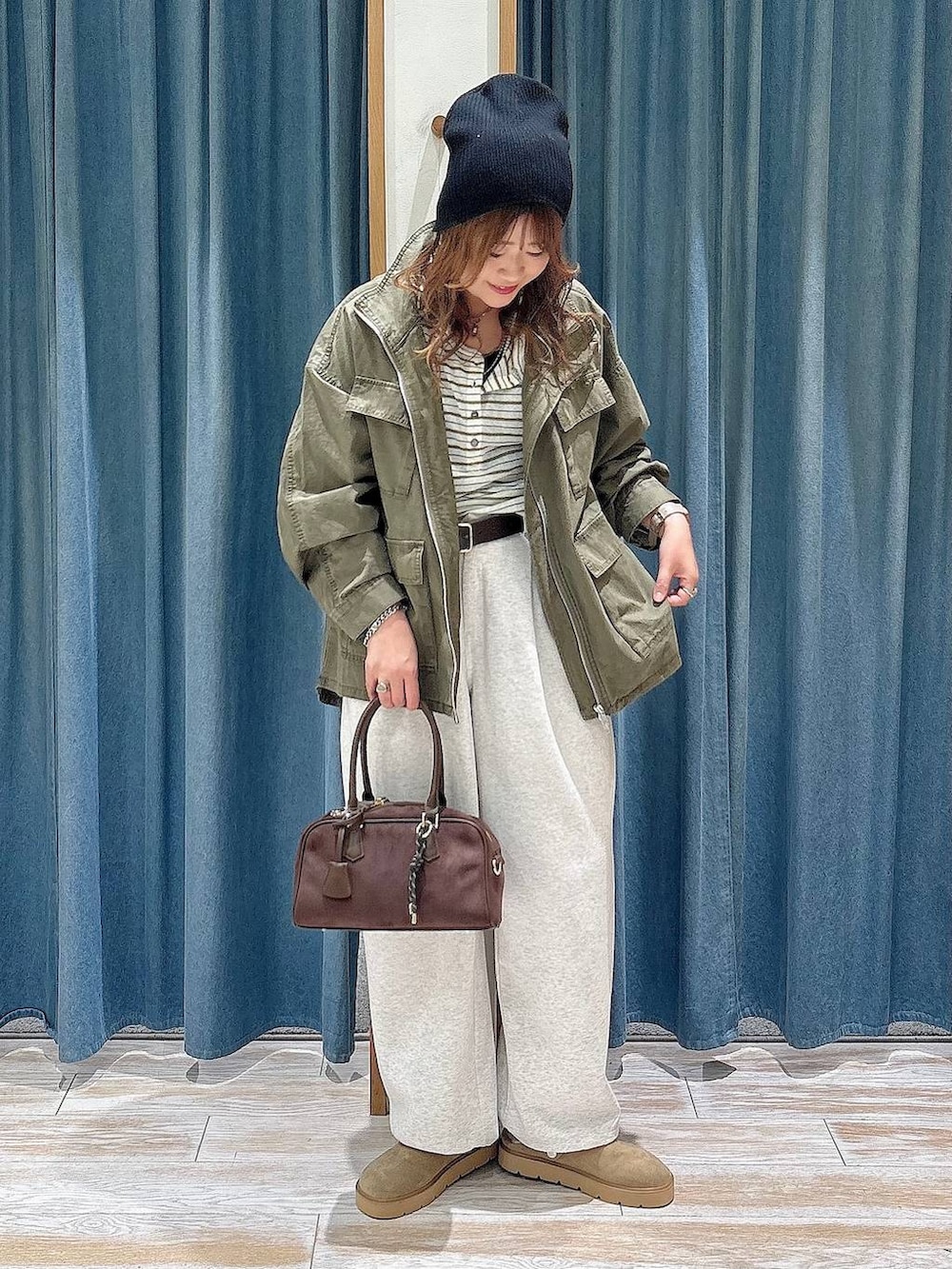 ベージュ系のスウェットパンツ、ベージュ系のその他シューズ、ブラウン系のハンドバッグを着用したレディースの秋コーディネートの4枚目の写真