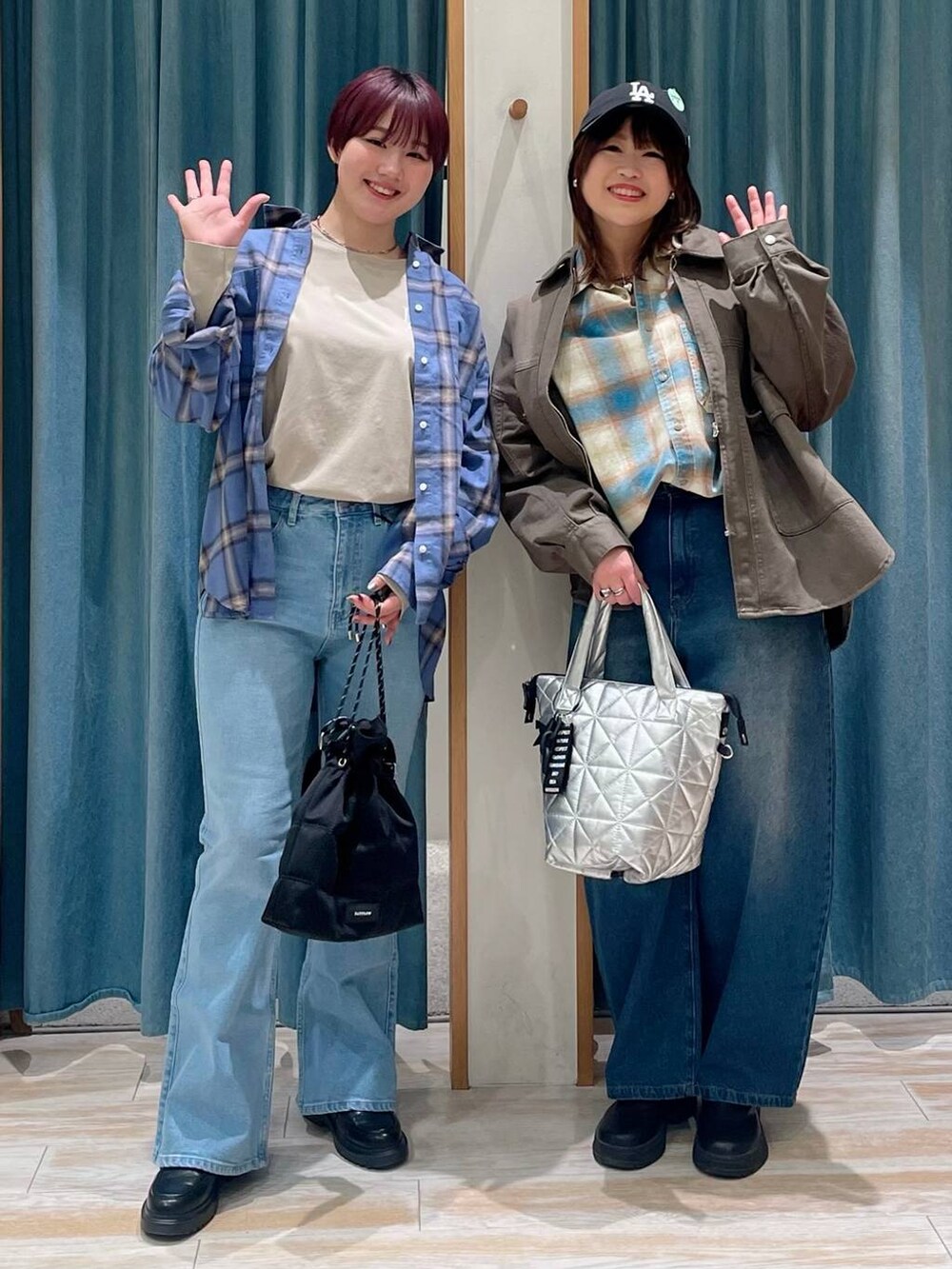 ブルー系のデニムパンツ、ベージュ系のTシャツ/カットソー、ブラック系のショルダーバッグを着用したレディースの冬コーディネートの4枚目の写真