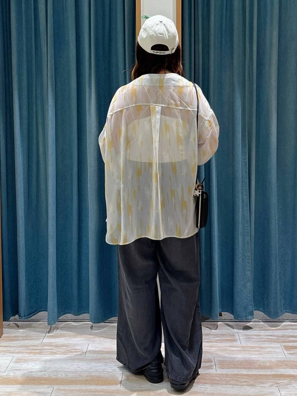 ホワイト系のキャミソール、ブラック系のその他パンツ、イエロー系のシャツ/ブラウスを着用したレディースの夏コーディネートの3枚目の写真