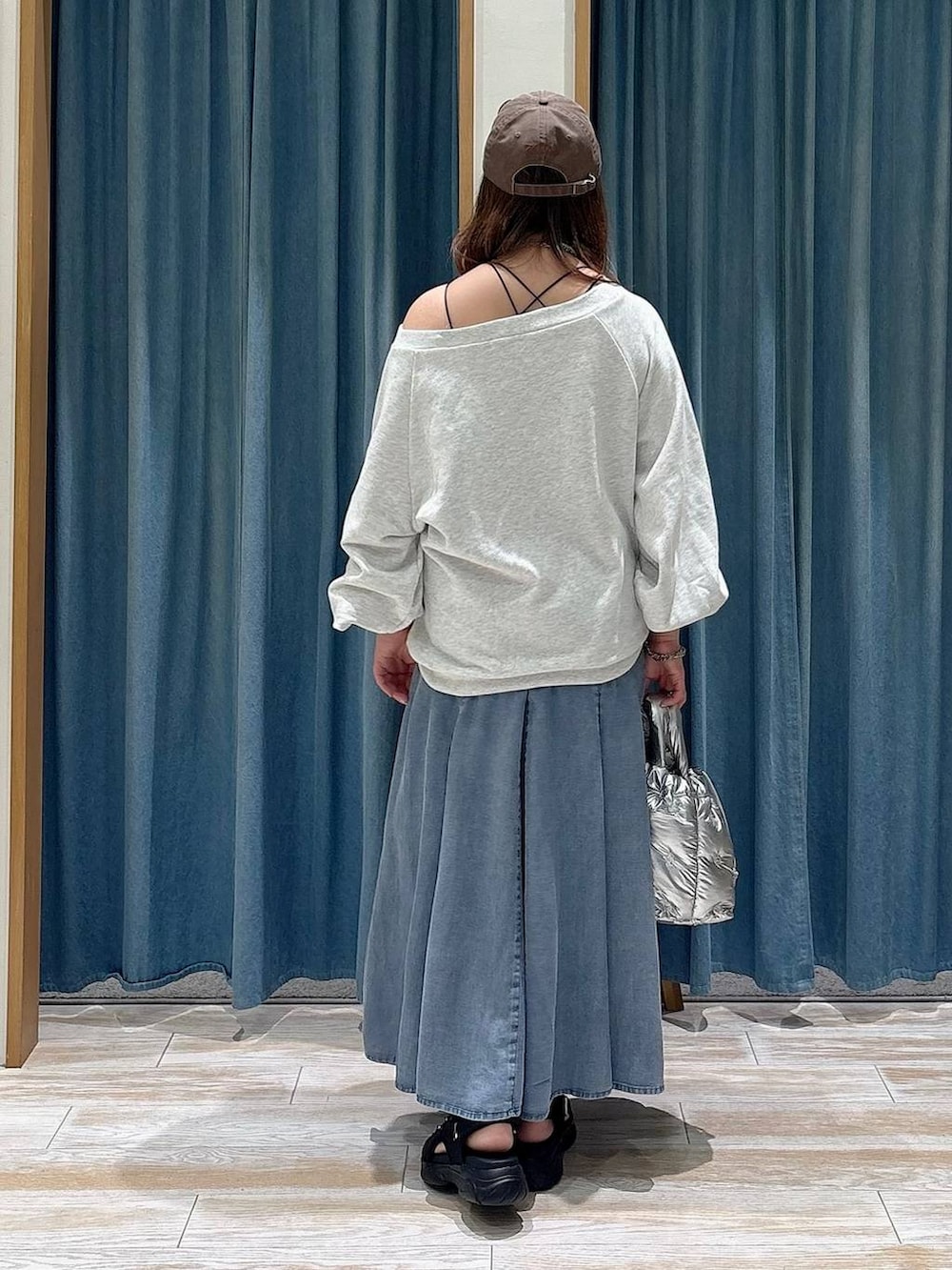 シルバー系のショルダーバッグ、ブラック系のサンダル、グレー系のスウェットを着用したレディースの春コーディネートの3枚目の写真