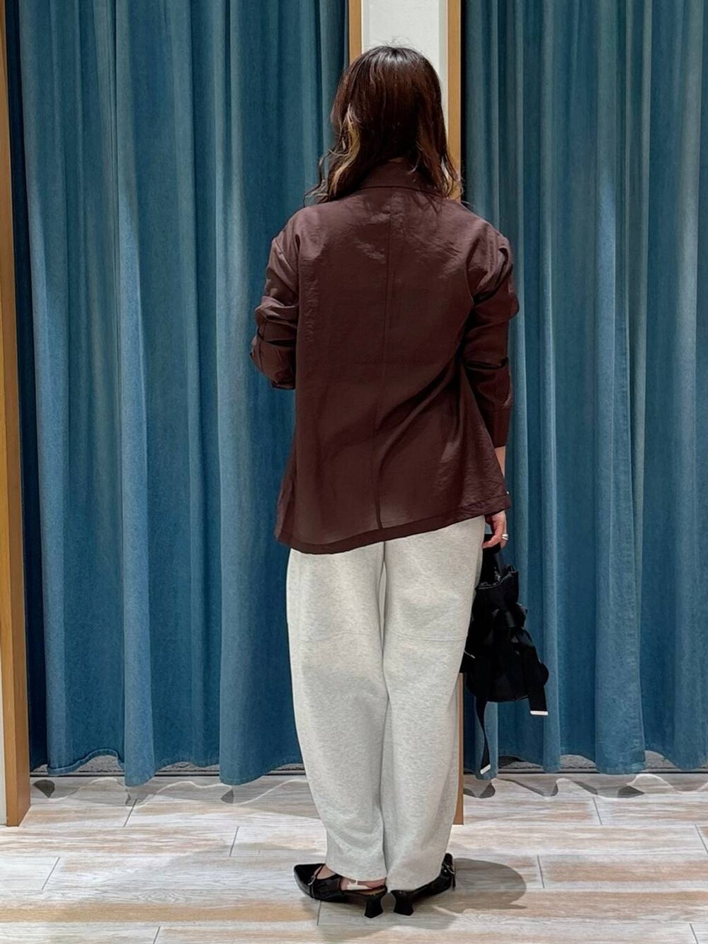 ブラック系のキャミソール、ブラック系のその他シューズ、ベージュ系のその他パンツを着用したレディースの夏コーディネートの3枚目の写真