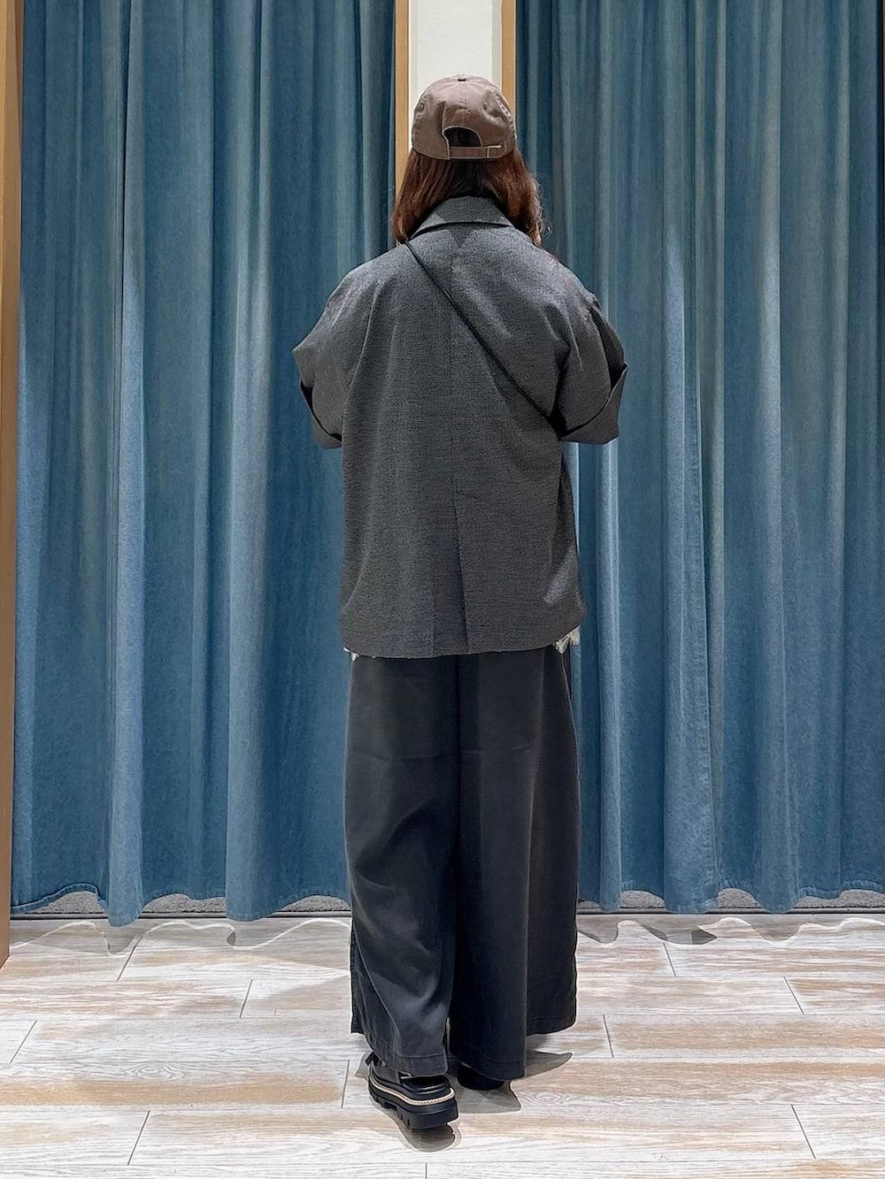 ブラウン系のショルダーバッグ、ブラック系のデニムパンツ、ブラック系のサンダルを着用したレディースの春コーディネートの3枚目の写真