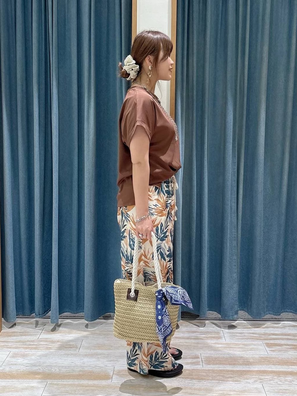 ベージュ系のトートバッグ、ブラウン系のその他パンツ、ブラック系のサンダルを着用したレディースの春コーディネートの2枚目の写真