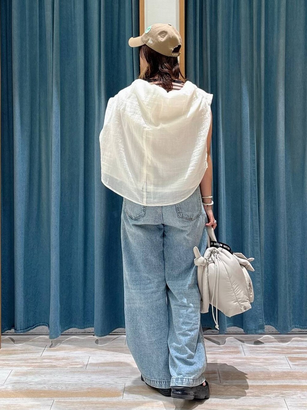 ホワイト系のシャツ/ブラウス、ブルー系のデニムパンツ、ホワイト系のトートバッグを着用したレディースの夏コーディネートの2枚目の写真