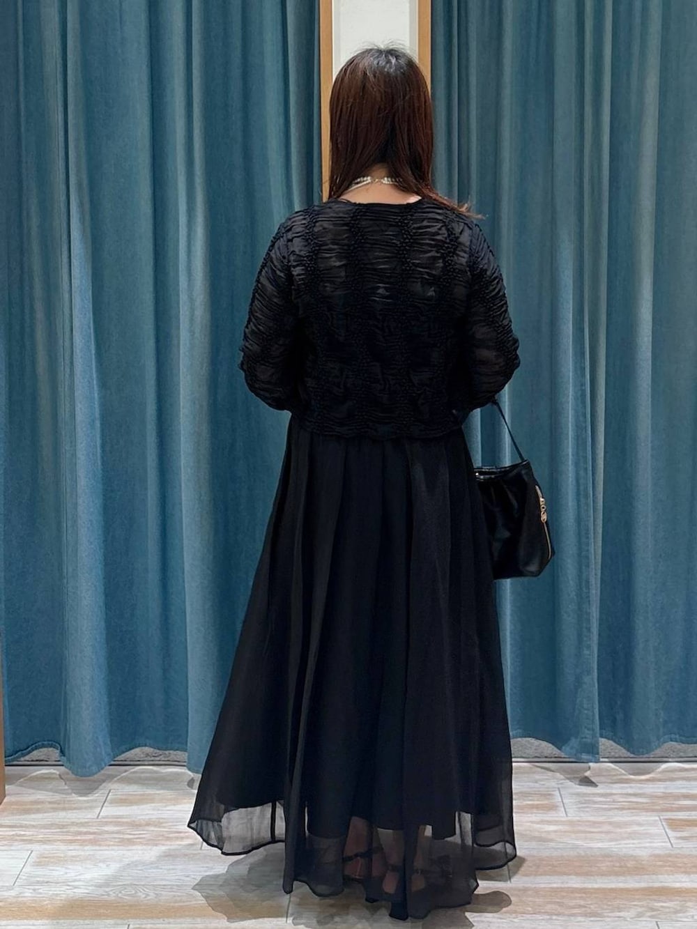 ブラック系のキャミソール、ブラック系のスカート、ブラック系のその他シューズを着用したレディースの秋コーディネートの3枚目の写真