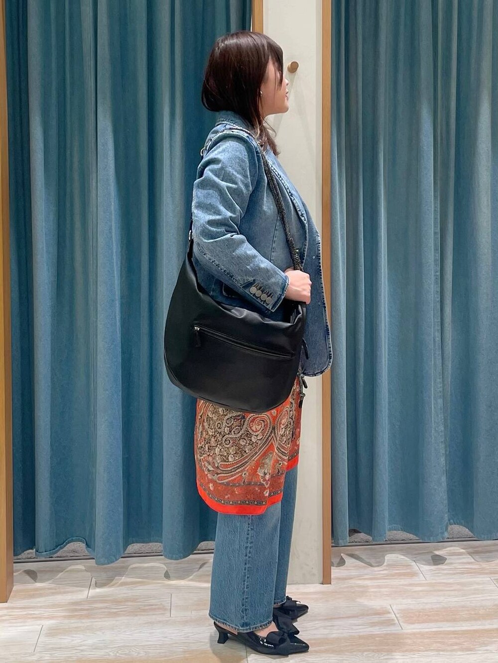 ホワイト系のTシャツ/カットソー、ブルー系のその他アウター、ブルー系のデニムパンツを着用したレディースの冬コーディネートの2枚目の写真