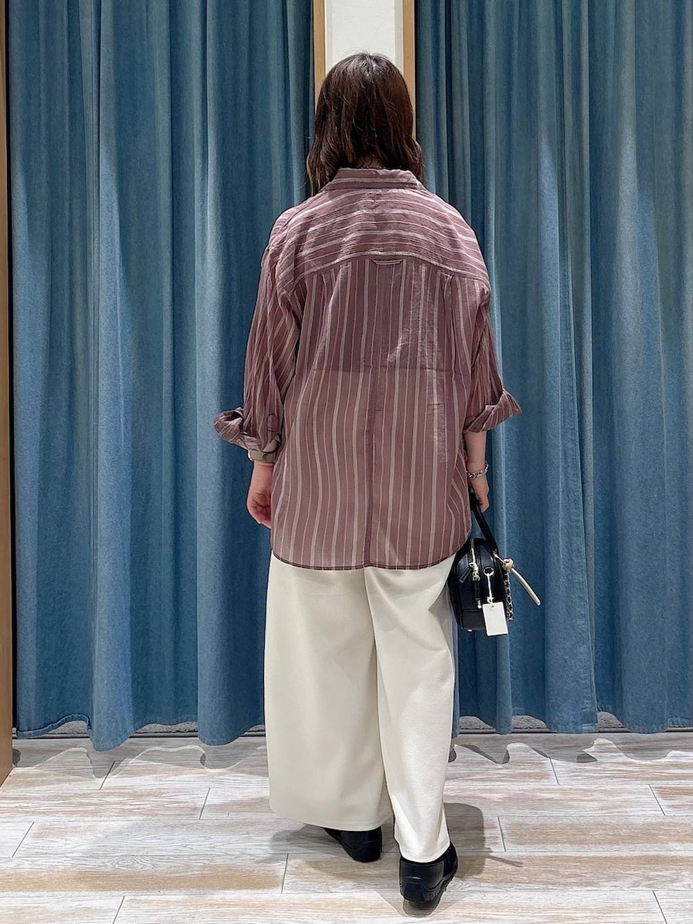 ブラウン系のシャツ/ブラウス、ホワイト系のその他パンツ、ブラック系のバレエシューズを着用したレディースの春コーディネートの3枚目の写真