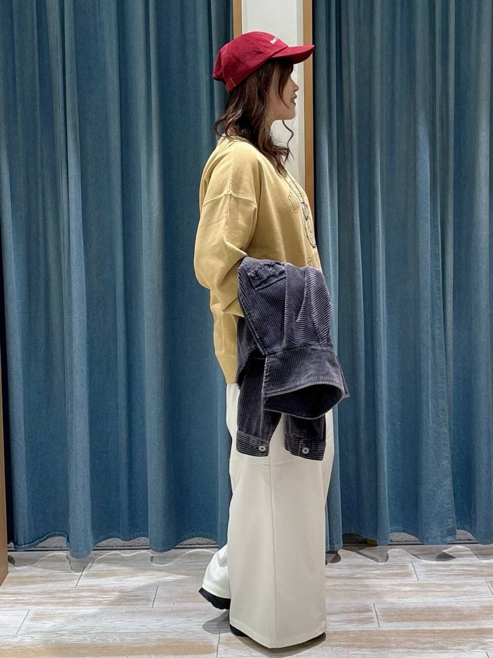 ベージュ系のその他パンツ、ブラック系のブーツ、イエロー系のスウェットを着用したレディースの秋コーディネートの2枚目の写真