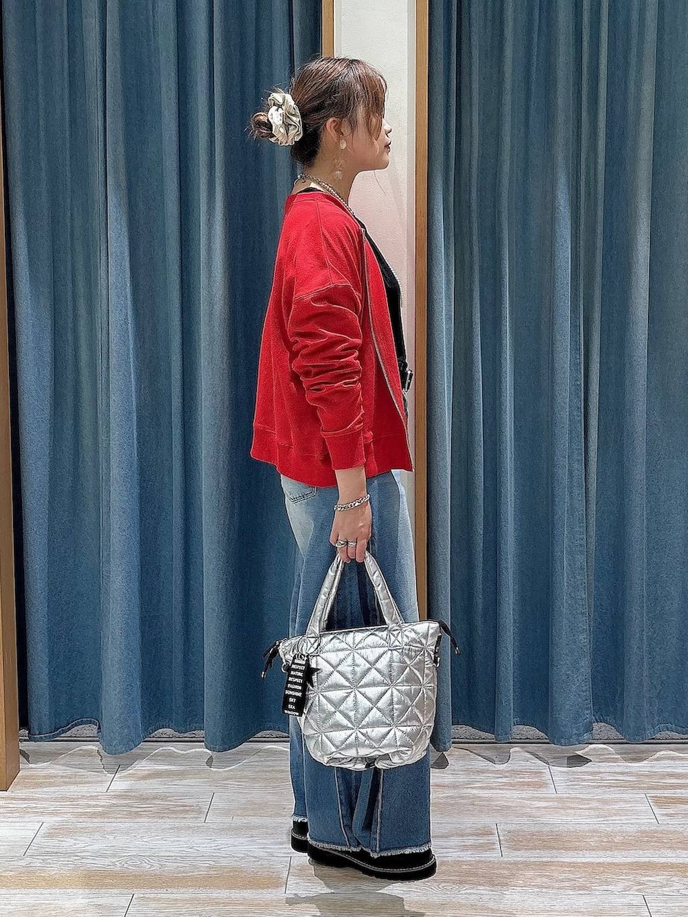 ブルー系のデニムパンツ、レッド系のカーディガン/ボレロ、ブラック系のローファーを着用したレディースの秋コーディネートの2枚目の写真