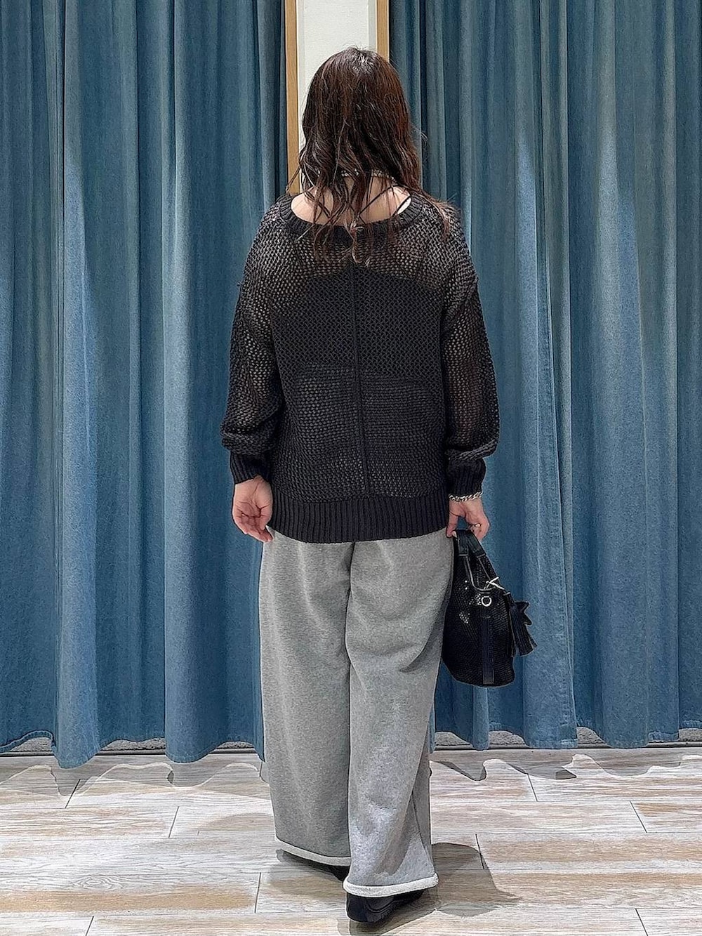 ブラック系のローファー、ブラック系のショルダーバッグ、ブラック系のキャミソールを着用したレディースの春コーディネートの3枚目の写真