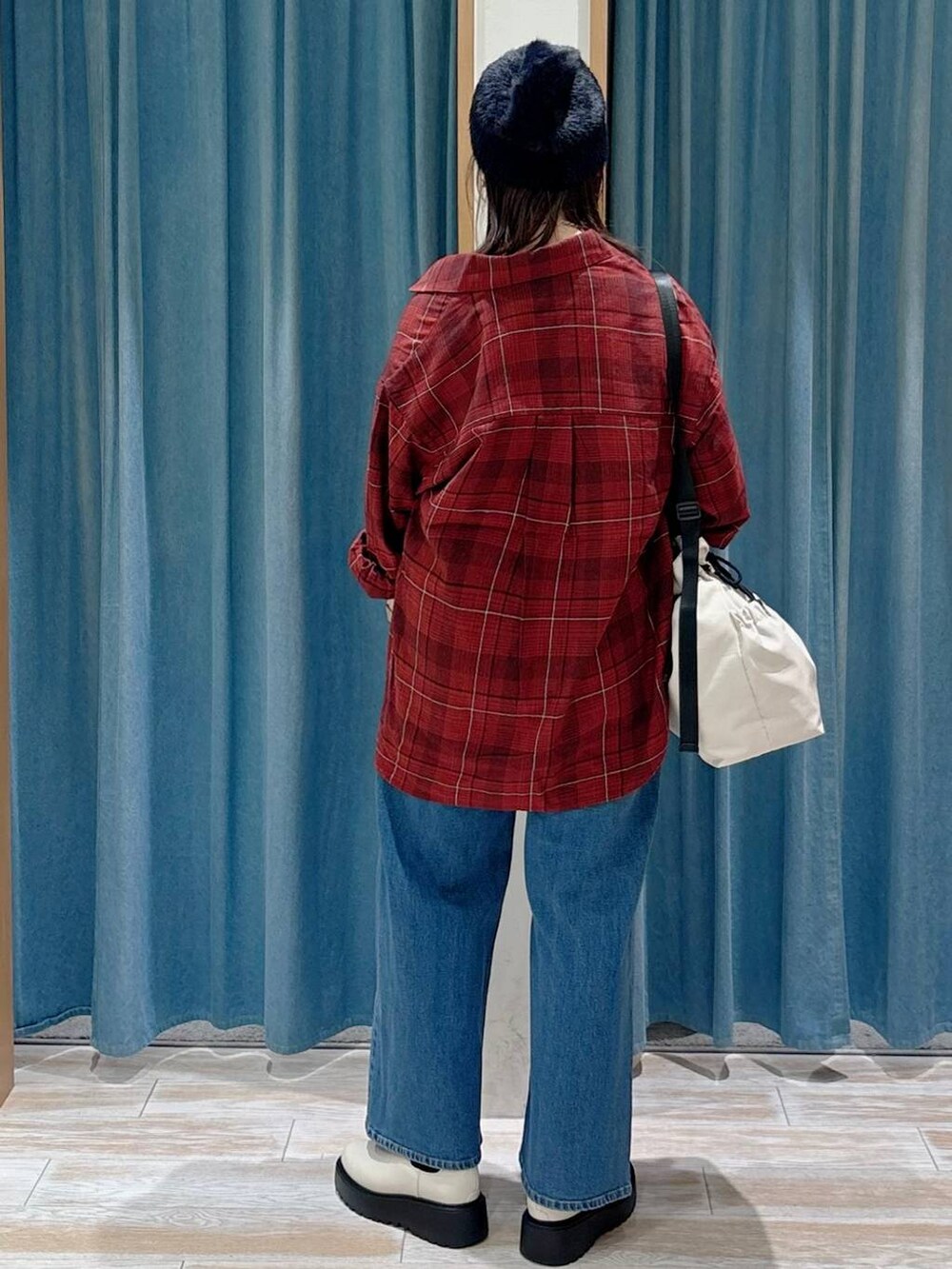 ブラック系のキャミソール、ホワイト系のトートバッグ、レッド系のシャツ/ブラウスを着用したレディースの秋コーディネートの3枚目の写真