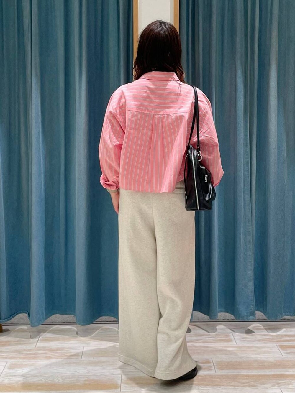 ピンク系のシャツ/ブラウス、ベージュ系のスウェットパンツ、ブラック系のサンダルを着用したレディースの春コーディネートの3枚目の写真