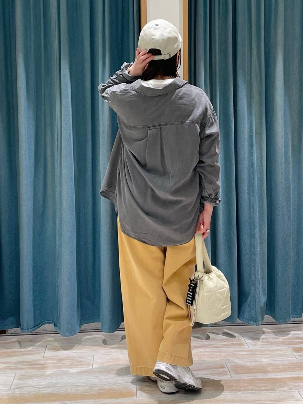 グレー系のシャツ/ブラウス、ホワイト系のTシャツ/カットソー、ベージュ系のショルダーバッグを着用したレディースの春コーディネートの3枚目の写真