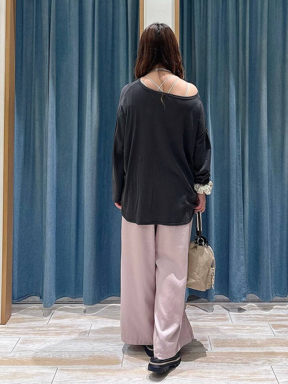パープル系のその他パンツ、ブラック系のサンダル、ベージュ系のショルダーバッグを着用したレディースの春コーディネートの3枚目の写真