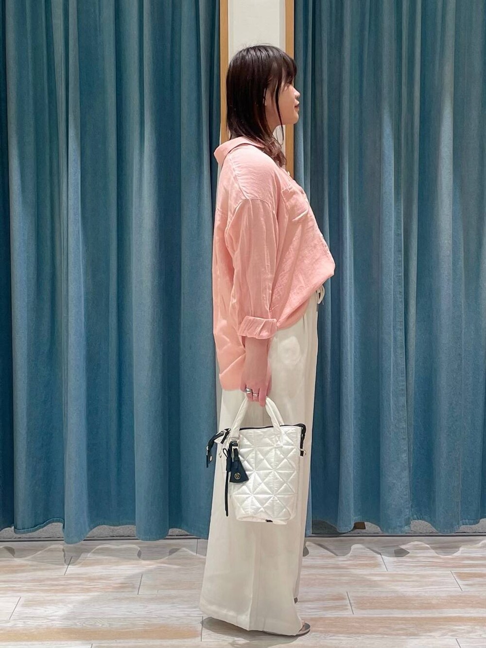 ホワイト系のその他パンツ、ピンク系のシャツ/ブラウス、ベージュ系のキャミソールを着用したレディースの春コーディネートの2枚目の写真