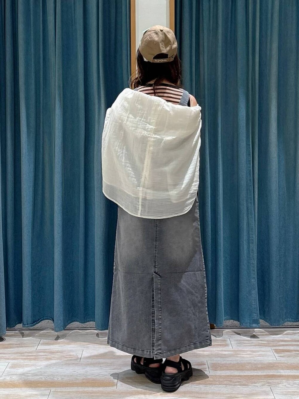 ホワイト系のシャツ/ブラウス、ブラック系のトートバッグ、ブラック系のジャンパースカートを着用したレディースの夏コーディネートの3枚目の写真